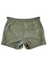 Short de baño azul con estampado de palmeras en tono gris, con bolsillos laterales y traseros, y ajuste lateral con hebilla metálica.