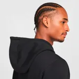 Campera negra con capucha y cierre completo, con logo de Nike bordado en blanco en el pecho.