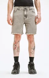 Bermuda de denim rígido, color gris claro con efecto lavado y descolorido. Diseño clásico de cinco bolsillos con ruedo desflecado.