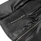 Campera negra de cuero sintético con cuello redondo, cierre frontal y bolsillos laterales con cierre.