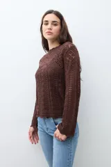 Sweater de manga larga color marrón chocolate, tejido en punto calado con diseño geométrico y cuello redondo con borde festoneado.