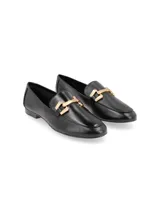 Zapato mocasín de cuero napa negro con hebilla metálica dorada.