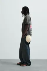 Camiseta negra con efecto lavado, cuello redondo, manga corta y estampado en el frente con la frase "Don't miss out! One Night. One Stage.".