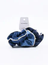 Set de tres scrunchies de tela de jean en diferentes tonos de azul, con borde de cinta color crema.