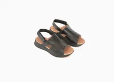 Sandalias negras de cuero con tecnología Antistress, suela de poliuretano y taco de 3 cm.