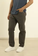 Pantalón de 5 bolsillos de corte recto, confeccionado en 100% algodón, con accesorios de metal.