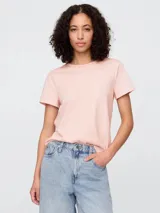 Remera de mujer color rosa pálido, de manga corta y cuello redondo.