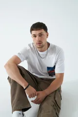 Remera blanca de algodón con estampado abstracto en el frente en tonos azul, rojo y negro.