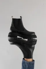 Bota Chelsea color marrón claro de cuero con elástico negro en los laterales y suela track.