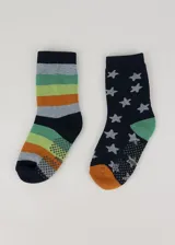 Pack de dos pares de medias de media caña con felpa. Un par a rayas horizontales en tonos gris, verde y naranja, y otro par azul marino con estrellas blancas.