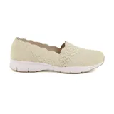 Zapato Skechers Seager Stat color beige, sin cordones, con capellada de tejido de malla Skech Knit, cuello festoneado y plantilla Air Cooled Memory Foam.