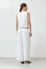 Pantalón blanco de lino, corte wide leg y cintura elastizada.