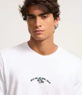 Remera masculina de algodón con cuello redondo y manga corta. Diseño comfort con estampa de esqueleto surfista.