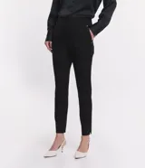 Pantalón cigarrete negro de algodón satinado con cintura elástica en la espalda, bolsillos traseros y cierre delantero con cremallera.