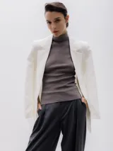 Blazer blanco de corte oversize, con cuello de solapa y cierre con botones.