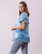 Blusa de seda fría estampada con flores en tonos azul y verde, marca Ruby Rd. Tiene cuello a la base con escote en V y mangas cortas con volados.