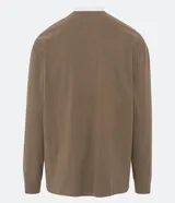 Remera polo de hombre color marrón, corte relaxed, confeccionada en media malla de algodón. Presenta cuello camisero blanco contrastante, tapeta con botones, mangas largas con sisa desplazada y puños ajustados.