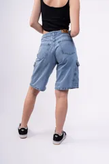 Bermuda de jean celeste con bolsillos cargo y corte a la rodilla.