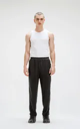 Pantalón de jogging negro de lino con calce regular, cintura elástica con cordón ajustable y bolsillos ribeteados en el delantero.