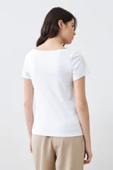 Remera blanca de manga corta con escote bote.