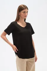 Blusa negra de poliamida, corte ancho y cuello en V.