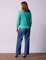 Blusa verde agua de tejido texturado marca Ruby Rd, con cuello a la base, escote en V con aplique metálico, mangas tres cuartos con puños elásticos y terminación de ruedo con nudo.