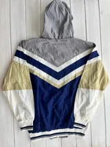 Campera deportiva con capucha, color gris, beige, negro y amarillo.