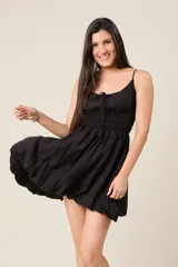 Vestido corto celeste con breteles finos, escote fruncido con lazo y falda con corte globo.