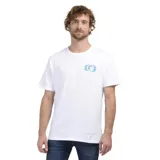 Remera blanca de manga corta con cuello redondo y estampado pequeño en el pecho.