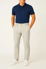 Pantalón de vestir color camel, de corte slim fit y largo al tobillo.