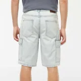 Bermudas de jean celeste con múltiples bolsillos cargo.