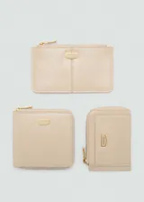Billetera color beige con efecto piel, logo estampado y cierre de cremallera. Incluye bolsillo interior, múltiples ranuras para tarjetas y ranura exterior.