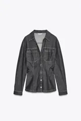 Camisa de denim color gris oscuro, de corte entallado, con cuello solapa, manga larga, dos bolsillos frontales y cierre frontal con botones.