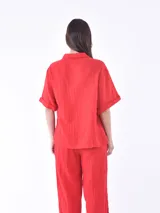 Camisa roja de mangas cortas con botones.