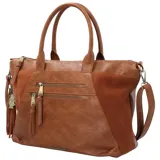 Cartera tote negra Hush Puppies, con doble asa de mano y correa bandolera ajustable y desmontable. Tiene compartimento principal con cierre, bolsillo frontal con cierre y bolsillo interno con cierre. Incluye llavero decorativo.