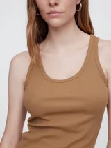 Musculosa ajustada al cuerpo, color negro, con escote redondo y tirantes anchos. Presenta textura acanalada (rib).