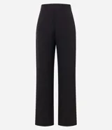 Pantalón de vestir negro de corte recto, con cierre delantero y bolsillos laterales.