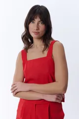 Top rojo con escote recto y tirantes anchos.