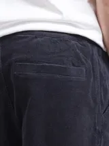 Bermuda de pana azul marino con cintura elástica y cordón ajustable.