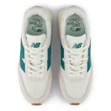Championes New Balance modelo U370, color blanco con detalles en verde y suela marrón.