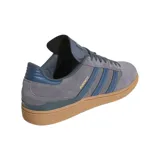 Championes Adidas Busenitz color gris con detalles en azul y suela color caramelo.