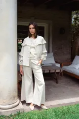 Pantalón palazzo color crudo, confeccionado en lino 100%.