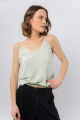 Musculosa lila de breteles finos con escote en V en el frente y espalda en U, confeccionada en tejido fluido con leve textura satinada.
