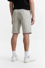 Bermuda color beige de corte chino, con presillas para cinturón y logo bordado. Confeccionada en algodón y spandex.