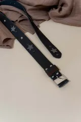 Cinturón de cuero vacuno color marrón con apliques de estrellas metálicas plateadas y hebilla antigua exclusiva de la marca.