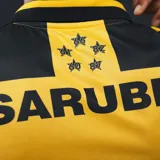 Camiseta de fútbol Puma del Club Atlético Peñarol, modelo Home 2024. Diseño a rayas verticales amarillas y negras con detalles en negro en cuello y mangas. Incluye logo de Puma, escudo del club y sponsor Antel en el frente.