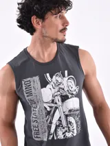 Musculosa blanca con estampado de una cancha de baloncesto y texto en negro y naranja. El texto dice 'New York Street Basketball', 'Save everyone who has attitude is not a way of thinking, is a way of living' y 'N.Y.C'.