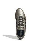 Championes Adidas Grand Court Lo color gris metalizado con detalles en negro y suela color caramelo. Presentan las tres tiras características de la marca en color negro a los costados.
