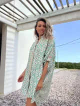 Camisero con estampado de rombos color verde y beige, con cuello camisero, abotonado y mangas 3/4.