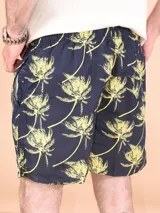 Short de baño azul oscuro con estampado de palmeras amarillas.